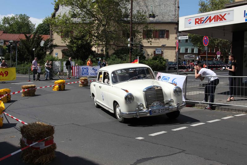 Alt und lahm? Mitnichten! Ein Ponton-Mercedes bei der Rundkurs-Prüfung. (Archiv: Vogel Business Media)