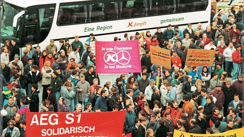 1. Februar 1995: Die Ulmer Öffentlichkeit demonstrierte friedlich ihren Willen zur Fusion der Omnibusmarken Mercedes-Benz und Setra. (Bild: Daimler AG)