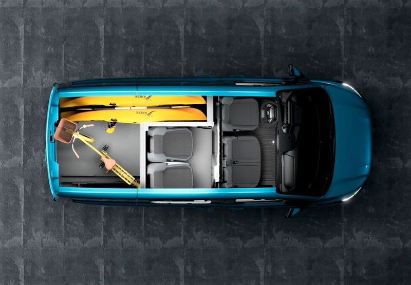 Den E-Transit Custom bietet Ford mit Einze- und Doppelkabine, aber auch als Kombi an. Es gibt auch zwei Dachhöhen zur Auswahl. Wer das flache nimmt, hat ein Fahrzeug, das unter einem Meter hoch ist, wie Ford dazu erklärt. (Bild: Ford-Werke)