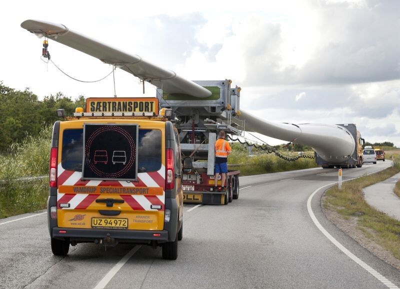 Der erste Prototyp der Weltrekord-Windturbine auf dem Weg durch Dänemark, bei Aufbau und Tests (Siemens)