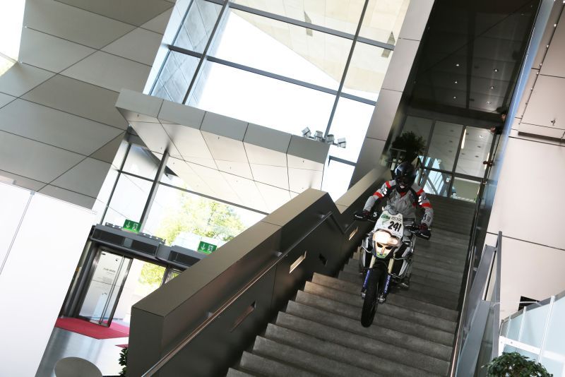 BMW untermalte die Veranstaltung mit etwas Action aus dem eigenen Haus. (Bild: IT-BUSINESS)