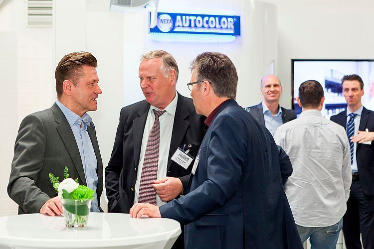 Gefragter Ansprechpartner für den Pausentalk war Bundesinnungsmeister und Karosserie- und Lackierunternehmer Wilhelm Hülsdonk (links). (Stefan Bausewein)