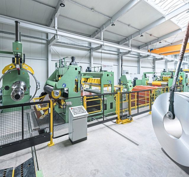 Die neue Breitband-Längsteilanlage der Burghardt + Schmidt GmbH ist für eine Bearbeitung von besonders breiten Aluminiumbändern von 800 bis 2.100 mm ausgelegt. (Burghardt + Schmidt)