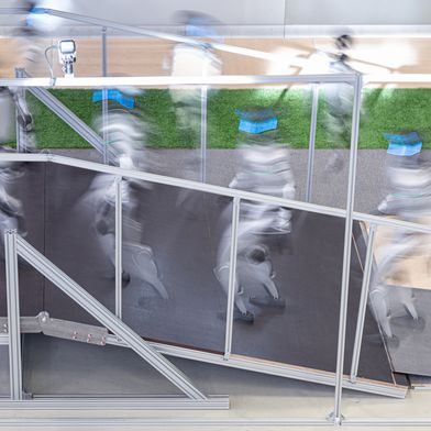 Im Rahmen des Benchmarks wird durch Bewegungen mit verschiedenen Laufwegen auf einer Rampe die Fähigkeit zur Selbststabilisierung von Humanoiden untersucht. (Bild: Fraunhofer IPA/Rainer Bez)
