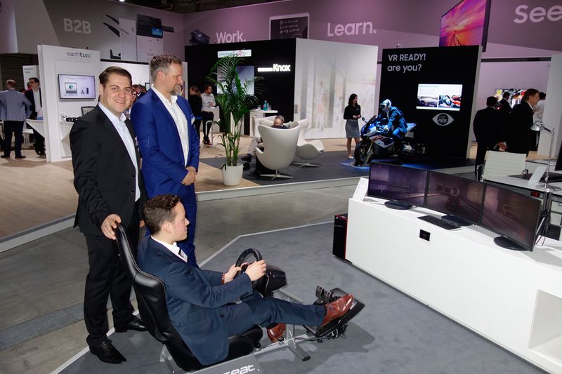 Die Raser-Truppe (v. l.) Simon Winkler und Oliver Rösgen, Samsung, mit Marius Otto, ALSO.  (Bild: IT-BUSINESS)