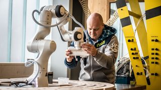 Cobots erleichtern den Unternehmensalltag erheblich. Die Messe Cobots4You zeigt Techniken und Anwendungen der neuen Helfer. (Bild: TQ-Robotics_Franka Emika)