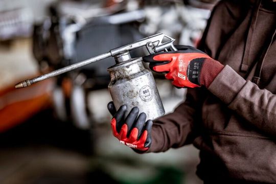 Nur zweckgebunden überstülpen! Schutzhandschuhe gibt es diverse Arten, die für den jeweiligen Einsatzzweck optimiert sind. Was man darüber wissen sollte, verrät dieser Beitrag der VTH Verband Technischer Handel e. V. ...(Bild:  Nitras Safety)