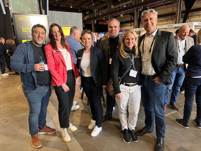 (v. l.) Deniz Üstün (e-systems), Monika Göckede (Kern & Stelly), Svenja Grammerstorf (Kern & Stelly), Matthias Lang, Bettina Roderhoff und Joachim Wieczorek (Samsung) warten auf das Dinner. (Bild: Vogel IT-Medien GmbH)