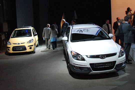 Der i30cw X-Road (r.) ist eine sportliche orientierte Variante des Kompaktkombis im Offroad-Look. Den i10 gibt es in der FIFA-WM-Edition auch mit Faltschiebedach. Es soll künftig für alle i10 bestellbar sein. (Archiv: Vogel Business Media)