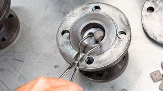 Füllkörper aus Sie einem kostengünstigen Recyclingmaterial, Phosphatbinder und Additiven könnten die industrielle Abwärmenutzung möglich machen. (Bild: Fraunhofer ISE / Foto: Dirk Mahler)