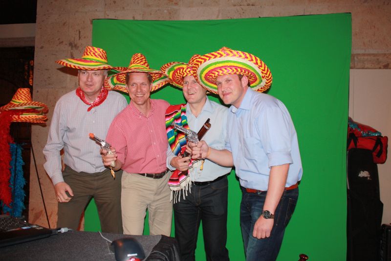 Das DACH-Management von Microsoft und Also beweisen Humor auf der Party. (IT-BUSINESS/Sarah Maier)