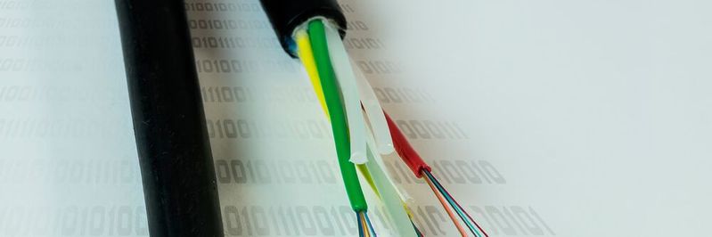 Der Standard 400GBASE Ethernet für superschnelle Rechenzentrums-Verbindungen setzt auf Hochleistungs-Glasfaser-Medien Der Standard 400GBASE Ethernet für superschnelle Rechenzentrums-Verbindungen setzt auf Hochleistungs-Glasfaser-Medien