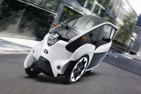 Der Toyota i-ROAD: Im Rahmen eines neuen Car-Sharing-Projektes steht das ultrakompakte Elektroauto ab April auch in der japanischen Hauptstadt für Fahrten bereit. (Bild: Toyota)