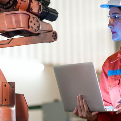 GenAI hilft Ingenieuren, unstrukturierte Daten aus Geräteprotokollen und Serviceaufzeichnungen zu verarbeiten sowie Predictive‑Maintenance‑Workflows zu verbessern. (Bild: Mathworks)