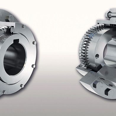 Die neue RINGSPANN-Kupplung GHF (li.) ist beidseitig verzahnt, eignet sich für Nenndrehmomente bis 304.538 Nm und gleicht Winkelverlagerungen von bis zu 3,50° aus. Die einseitig verzahnte Variante GHR (re.) überträgt bis zu 116.750 Nm und gleicht Winkelversätze bis 1,75° aus.  (Bild: RINGSPANN)