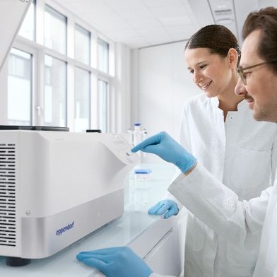 Centrifuga da tavolo refrigerata da 3 litri per recipienti di reazione, flaconi e piastre (Immagine:Eppendorf)