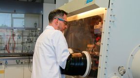 Der Grazer Chemiker Johann Hlina will Kohlendioxid nicht so einfach in der Luft „herumängen“ lassen. Er sorgt lieber dafür, dass daraus Kunststoffe werden können. Als Katalysatoren nutzt er auch Systeme mit Seltenerdmetallen. Lesen Sie hier, wie er sich das vorstellt ... (Bild: Universität Graz / J. Stöllinger)