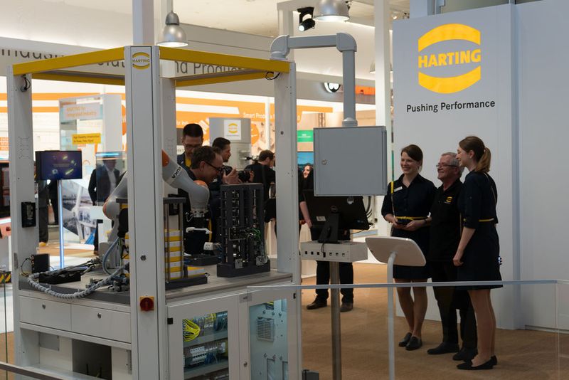 Harting  Bei Harting ist man zur Hannover Messe mit dem Anspruch angereist, die Stillstandzeiten von Maschinen möglichst weit zu reduzieren. Erreicht werden soll das mittels einer Condition-based Maintenance, die Abweichungen vom Standardbetrieb überwachen kann. Zum Einsatz kommt diese auf Mica, dem modular aufgebauten Industrie-Mini-PC. Mehr Informationen unter www.harting.com  (Bild: Vogel Communications Group)
