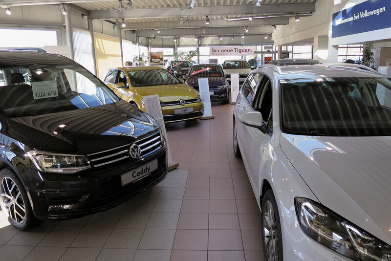 Dicht an dicht stehen die VW-Modelle im Showroom. (Lulei)