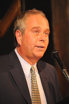 Thorsten Cordes Vorstandsvorsitzender der EGA Einkaufsgenossenschaft Automobile eG, beglückwünschte den Zweitplatzierten Carlo Jesse.  (Archiv: Vogel Business Media)