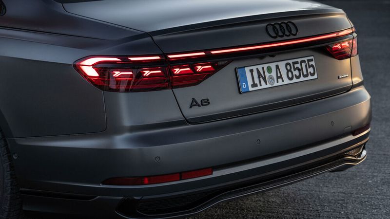 Am Heck kommen serienmäßige OLED-Heckleuchten (Organic Light Emitting Diode) zum Einsatz. Ihr Vorteil ist hochauflösendes, homogenes Licht, dessen Lichtquelle nicht streut. (Bild: Audi)