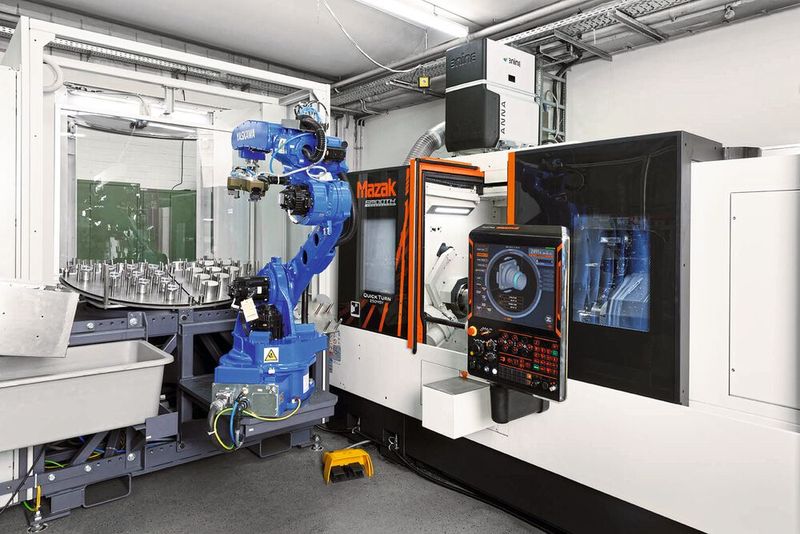 Der Roboter ist auf einem geneigten, stabilen Sockel direkt an der Zelle montiert, was eine optimale Arbeitsposition garantiert. (Bild: Yaskawa)