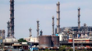 Die Raffinerie Schwedt versorgt den Großraum Berlin und Brandenburg mit Heizöl und Diesel. (Symbolbild) (Bild: frei lizenziert)