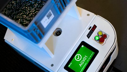 Die Automated Guided Vehicles (AGV) von Safelog werden dezentral über ein Touch-Display am Fahrzeug oder an den Produktionsstationen gesteuert.(Bild:  Safelog)