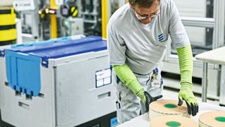 Chep hat eine Reihe von faltbaren Behältern für die Automobilindustrie im Programm, die nicht nur teure Einwegverpackungen einsparen, sondern auch die CO2-Bilanz verbessern, indem sie die Lkw besser auslasten. (Chep)