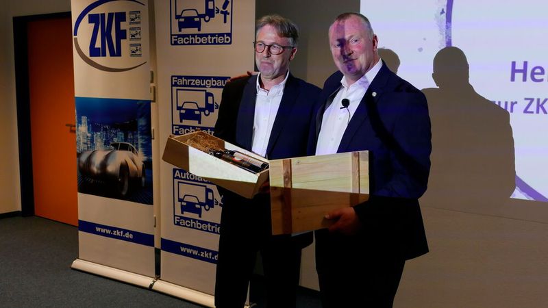 Wir haben da mal was vorbereitet: Der neue ZKF-Präsident Arndt Hürter (l.) überreichte im Namen des ZKF ein kleines Abschiedsgeschenk an den Ex-Präsidenten Peter Börner. Auf dem Bundesverbandstag in Koblenz soll es mehr geben. (Bild: Wenz - VCG)