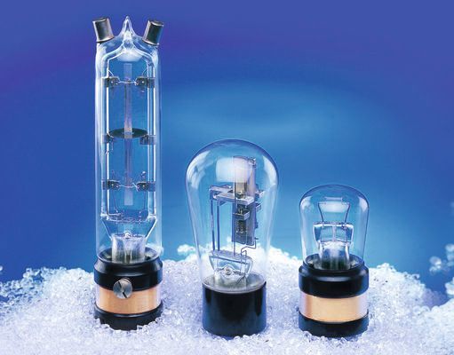 Glaszylinder: Niederfrequente Quarze des übernommenen Herstellers Narva aus den 1960er Jahren. (Jauch Quartz)