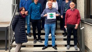 Das „EMSiG“-Projektteam zum Start der Zusammenarbeit in Sachen produktivere Herstellung von Festkörperbatterien. Von links: Elke Ade, Carsten Glanz, Jonas Heldt, Marcel Maurer, Jens Huber, Ute Wilkinson, Uwe Funk, Inga Landwehr und Christian Weiß. (Bild: Dr. Fritsch)