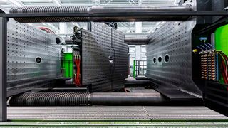 Blick auf die Auspannplatten der "Duo 5500 combi M", die jetzt im Engel-Technikum darauf wartet, den Herausforderungen der Automobilindustrie in Sachen immer größerer und dennoch leichterer Spritzgussteile zu begegnen. (Bild: Engel)