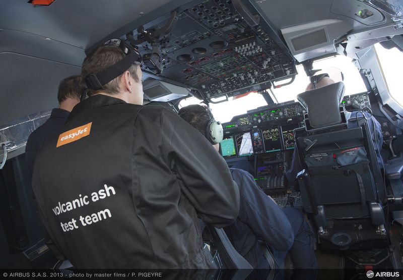 Aus dem Cockpit der A400M wurde der Abwurf der Vulkanasche gesteuert (Airbus)