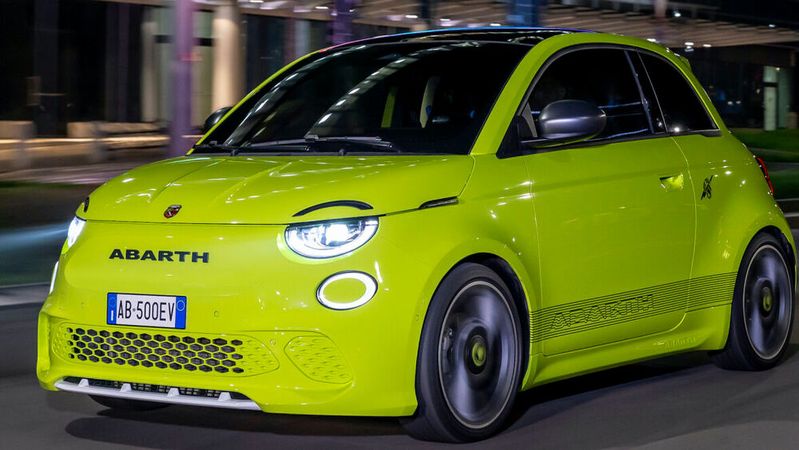 Von der Launch-Edition des Abarth 500-E sollen nur 1.949 Einheiten in Blau und Gelb-Grün vom Band laufen.  (Bild:  Abarth_Stellantis)