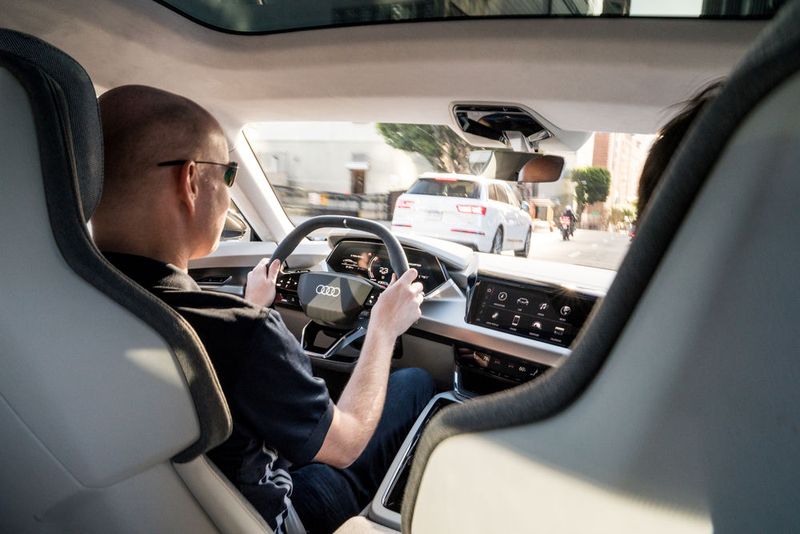 Fahren wir los: Die 590 PS und 890 Nm Drehmoment des Serienautos, die von einem vorderen und einem hinteren Elektromotor erzeugt werden, sind im E-Tron GT Concept noch nicht vollständig verfügbar. (Bild: Audi)