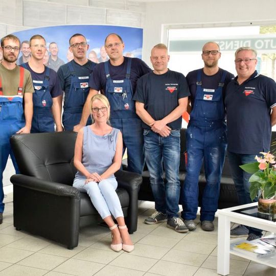 Das Team von Auto-Dienst Kunick in Dessau-Roßlau kam beim Deutschen Werkstattpreis 2018 unter die Top Ten. (Bild:  Rubbel/»kfz-betrieb«)