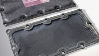 Bild 1: Abdeckteile mit Dichtung auf Acrylatbasis. Der Einkomponenten-Dichtstoff hat eine deutlich niedrigere Kohlenwasserstoffpermeation als gummiartiges Silikon. Bild: Henkel (Archiv: Vogel Business Media)