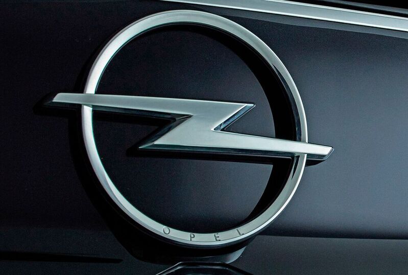 Das überarbeitete Opel-Markenemblem auf der Front der zweiten Mokka-Generation.