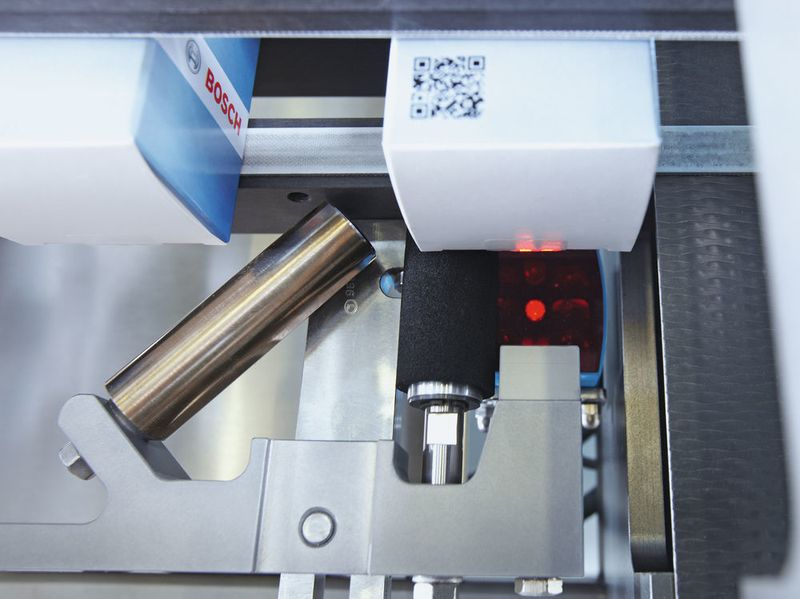 Mit Hilfe des Glanzsensors Glare können die Anwesenheit sowie mögliche Spende- oder Applizierungsfehler dieser Sicherheitslabels sofort erkannt werden. (Sick)