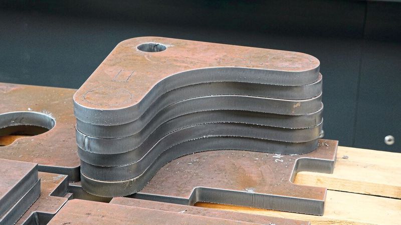 Dank hoher Leistung der Plasmaquelle kann die Anlage beim Lohnfertiger bis 40 mm dicke Bleche schneiden.  (ERL Automation)
