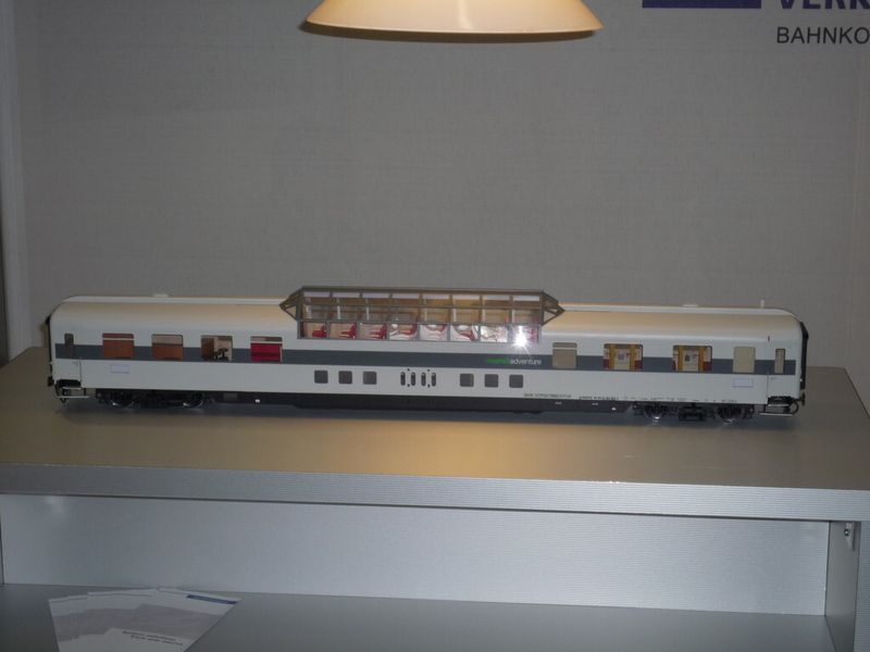 Jetzt wird einem Domecar des ehemaligen Rheingold-Express neues Leben eingehaucht. Die Münchener RailAdventure will aber den Klassiker (erworben im Februar 2011) nicht in den Originalzustand restaurieren, sondern so modernisieren, dass er den heutigen Anforderungen an Komfort und Fahr-/Reiseerlebnis gerecht wird. Hier ein Modell. (Bild: Höltkemeier)