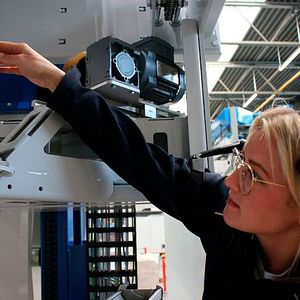 Die Beumer Smart Glasses unterstützen Kunden, indem das Beumer-Team dem Servicepersonal virtuell aus der Ferne “über die Schulter schaut”.(Bild:  BEUMER Group GmbH & Co. KG)