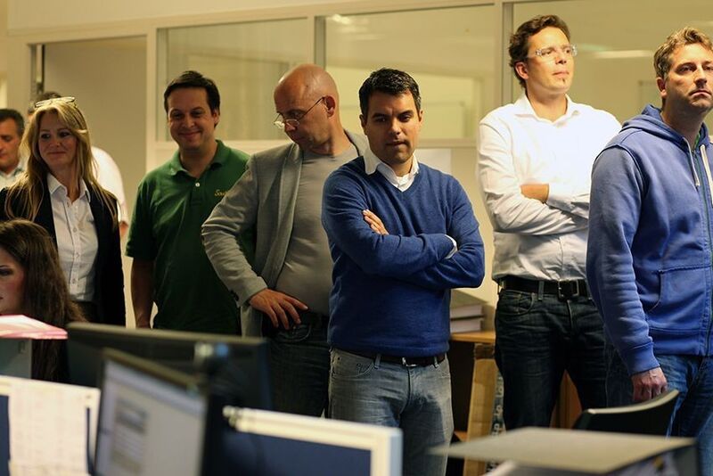 Beim Besuch des Herstellers wurde den Programmierern fachmännisch über die Schulter geschaut. (Archiv: Vogel Business Media)