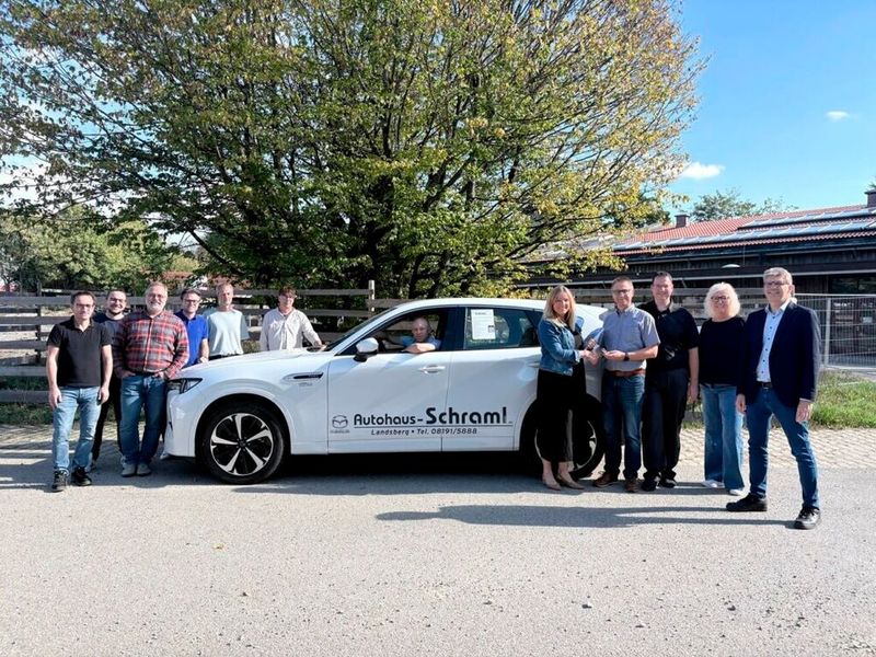 Bei der Fahrzeugübergabe (v.l.): Christian Ritter, Sebastian Roßmann, Christian Ullrich, Gabriel Göppel, Wigbert Rank, Dieter Kreitmair, Marion Rüller, Michael Schraml, Thomas Schraml, Annett Oppermann, Thomas Klinger(Bild:  Sonja Önaktug – Berufliche Schulen Landsberg)
