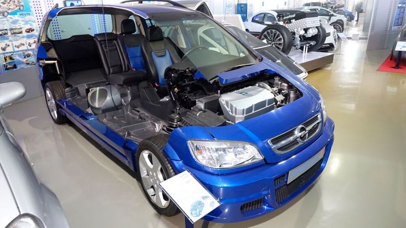 Eine Möglichkeit des Individualverkehrs der Zukunft ist die Mobilität mit dem Energieträger Wasserstoff. Das Museum zeigt – unterteilt in Heißverbrennung und Kaltverbrennung – welche Technologien schon heute zur Verfügung stehen. (Bild: Dominsky – VCG)