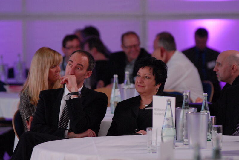 Auch die Gastgeber von T-Systems Sieglinde Walz und Luz G. Mauch lauschten interessiert den Ausführungen der Referenten. (T-Systems)
