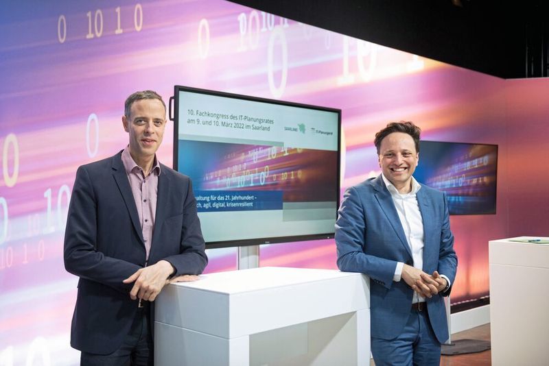 Gastgeber Ammar Alkassar, CIO des Saarland (r.) und Dr. Markus Richter, Staatssekretär im Bundesinnenministerium, bei der Eröffnung des Kongresses  (Jennifer Weyland/Saarländische Landesregierung)