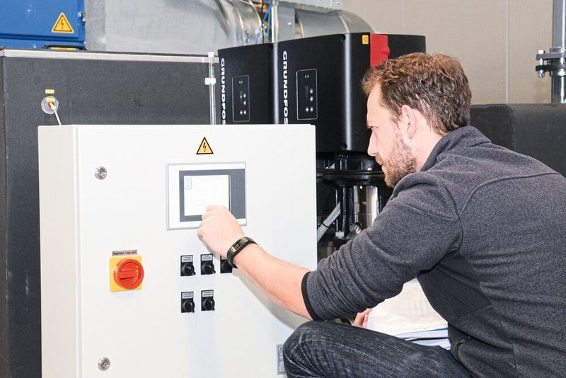 Jan Kühne, Produktmanager Industriekühlung bei klh, überprüft das neue Kühlsystem.  (Sputnik GmbH / Maik Porsch)