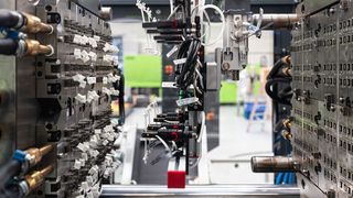 Was man hier sieht, ist eine Fakuma-Premiere: Der neue kompakte Roboter Viper 6, der im Rahmen des Steckerfertigungs-Exponats die Angüsse entnimmt. (Bild: Engel)